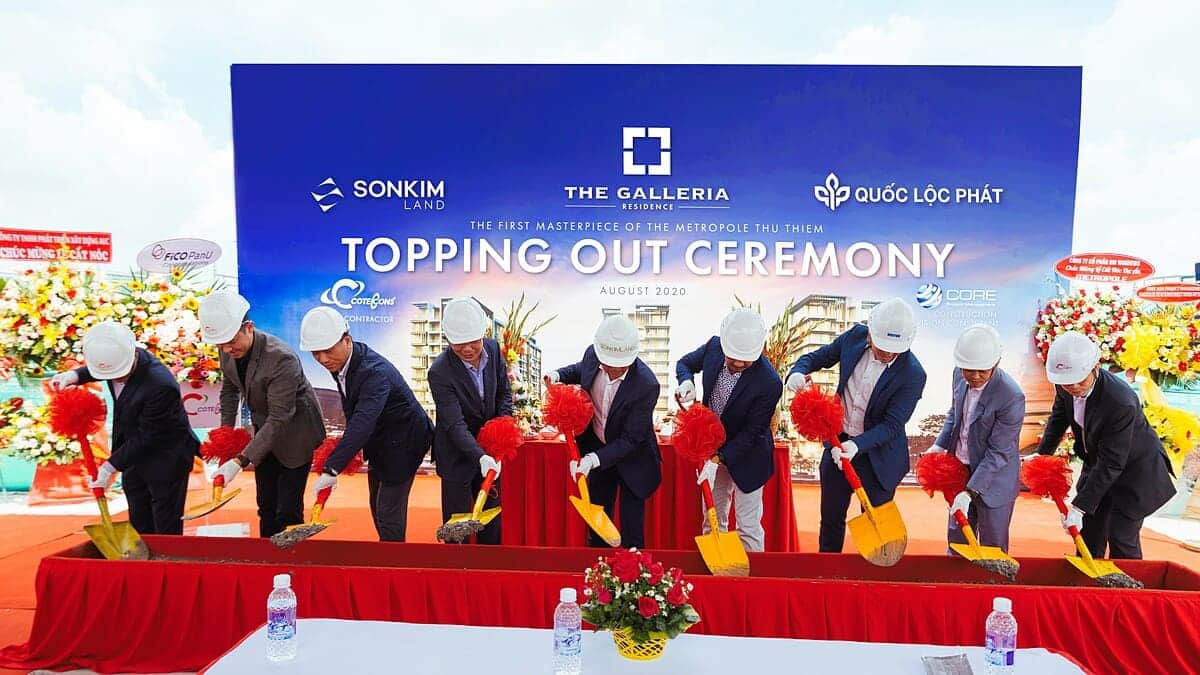 Lãnh đạo SonKim Land, Quốc Lộc Phát và các đối tác thực hiện nghi thức cất nóc.