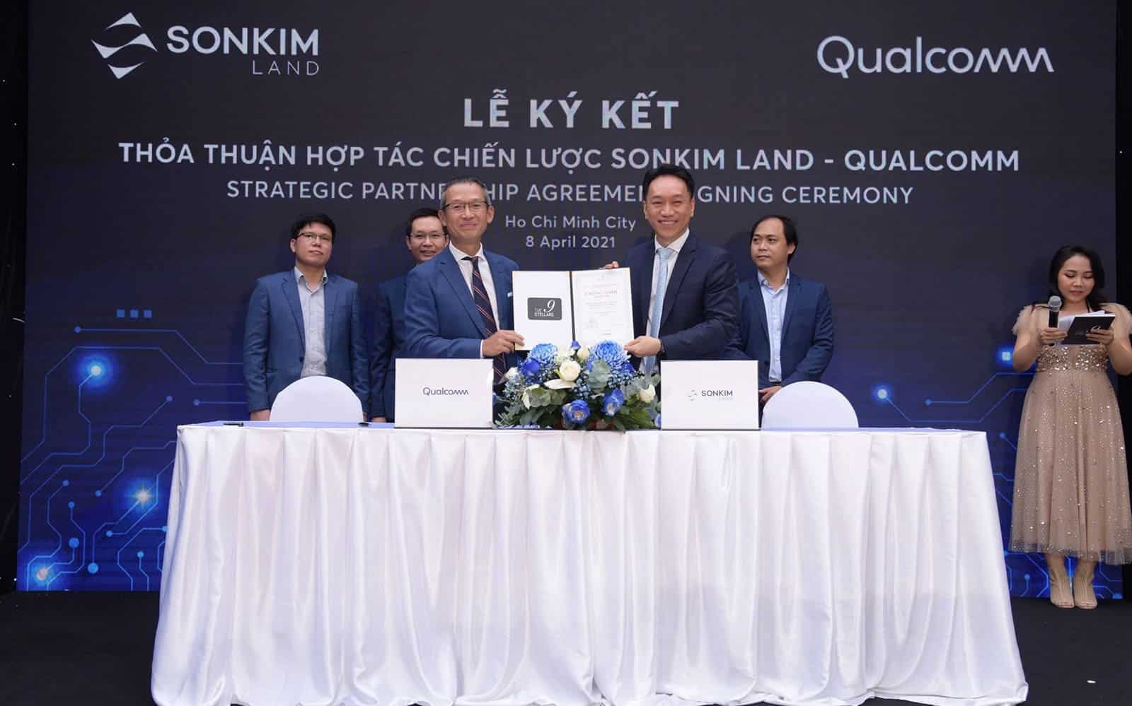 Đại diện SonKim Land (phải) và Qualcomm Technologies (trái) tại buổi lễ ký kết hợp tác.