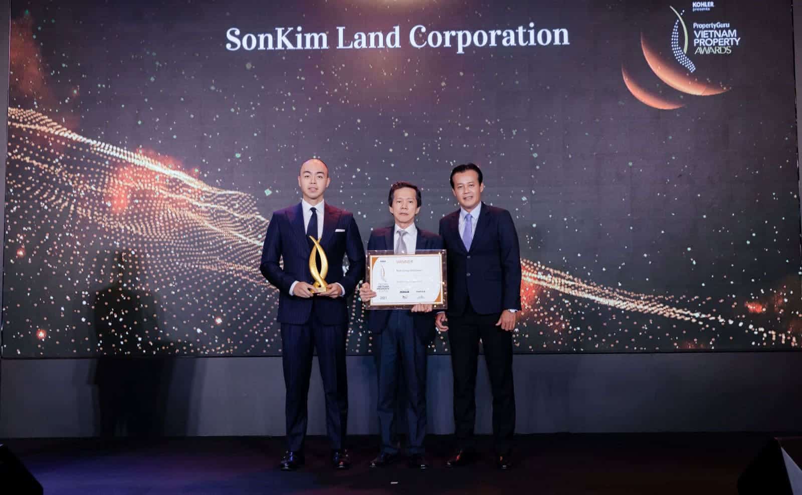 Đại diện SonKim Land nhận giải thưởng tại Vietnam Property Awards 2021