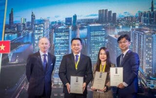 Đại diện SonKim Land nhận giải thưởng bất động sản châu Á - Thái Bình Dương.