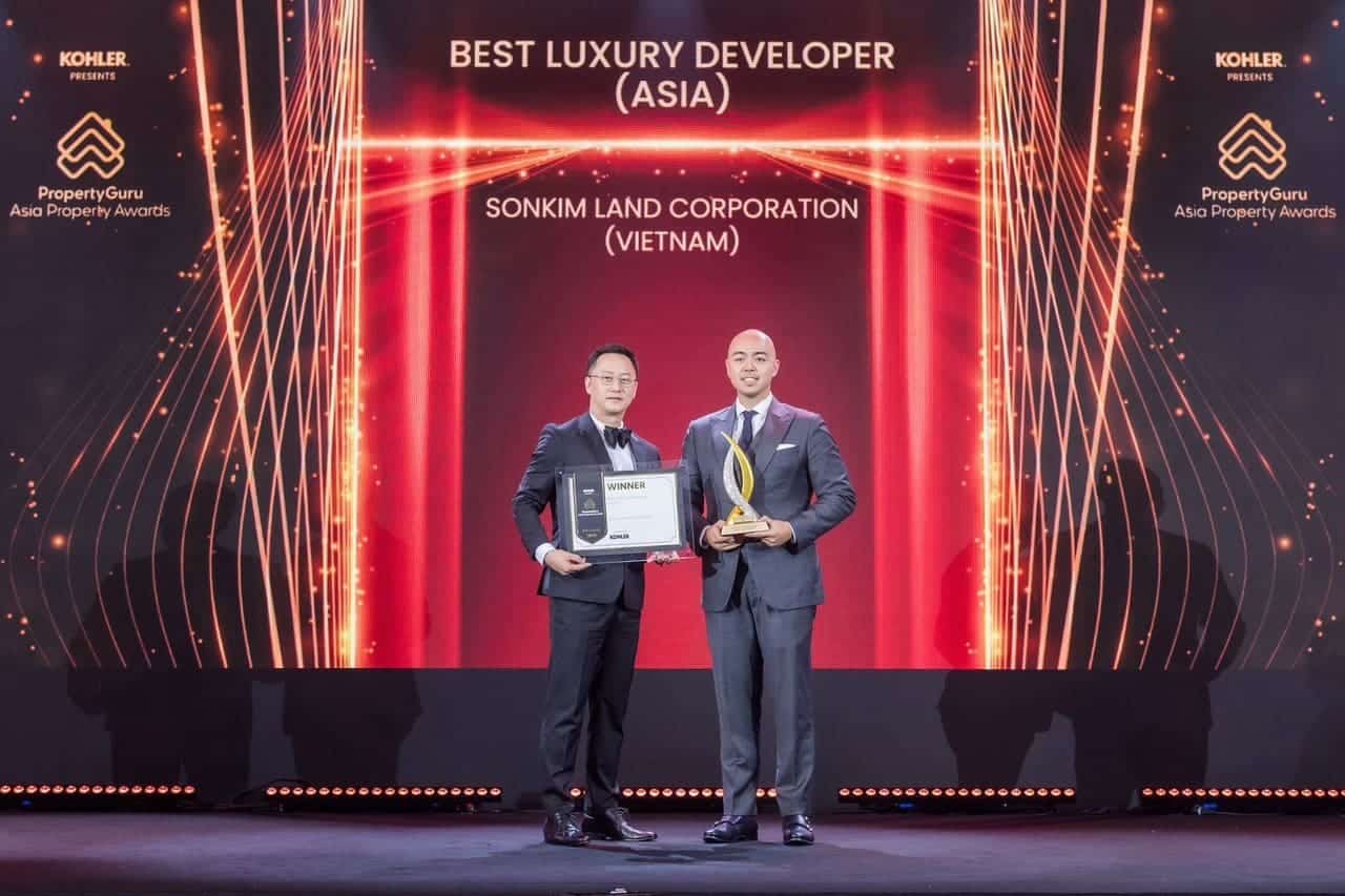 Đại diện SonKim Land (bên phải) nhận giải thưởng Nhà phát triển bất động sản cao cấp tốt nhất.